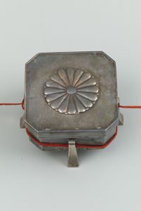 脚付箱形鶴松文ボンボニエール