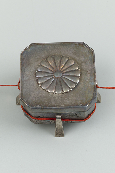 脚付箱形鶴松文ボンボニエール