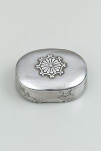 楕円香合形鶴松文ボンボニエール