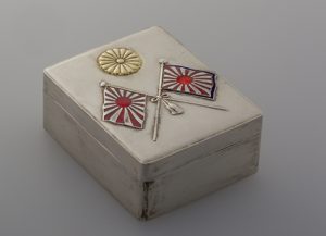 箱形陸軍連隊旗海軍旭日旗文ボンボニエール