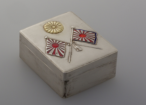 箱形陸軍連隊旗海軍旭日旗文ボンボニエール