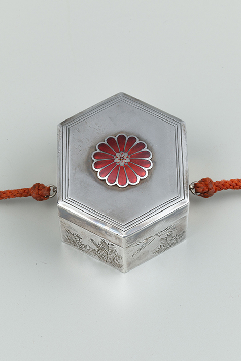 亀甲形鶴松文ボンボニエール