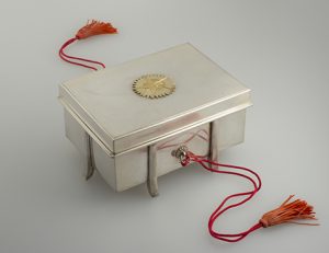 唐櫃形星歯車文銀箱