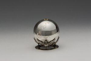 鳩に地球儀形ボンボニエール