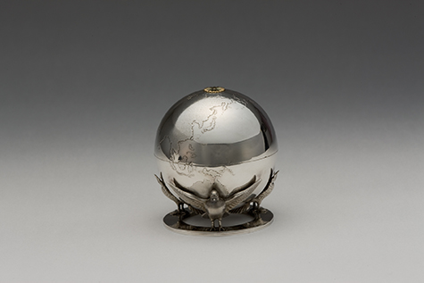 鳩に地球儀形ボンボニエール