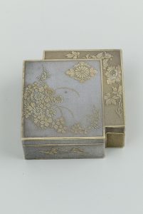 重色紙形秋草牡丹文ボンボニエール