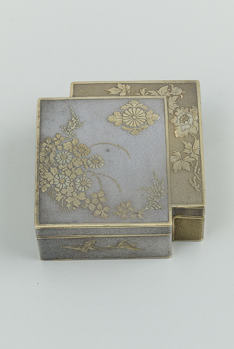 重色紙形秋草牡丹文ボンボニエール