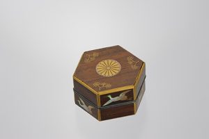 亀甲形鶴蒔絵螺鈿ボンボニエール