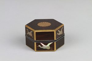 亀甲形鶴蒔絵螺鈿ボンボニエール