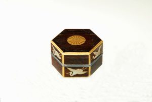 亀甲形鶴蒔絵螺鈿ボンボニエール