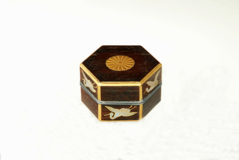 亀甲形鶴蒔絵螺鈿ボンボニエール