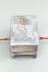 台付箱形桐文ボンボニエール