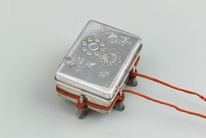 唐櫃形松竹梅文ボンボニエール