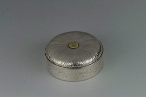 丸形菊花文ボンボニエール