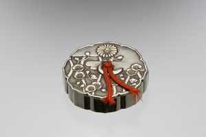 八稜鏡形梅樹文ボンボニエール