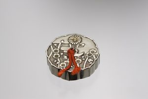 八稜鏡形梅樹文ボンボニエール