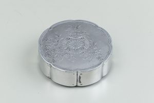 木瓜形桐花文ボンボニエール