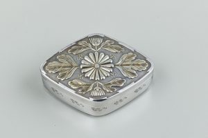 菱形菊枝文ボンボニエール