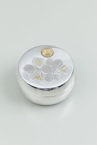 丸形石楠花文ボンボニエール