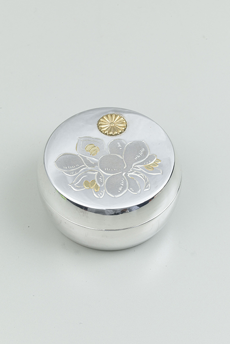 丸形石楠花文ボンボニエール