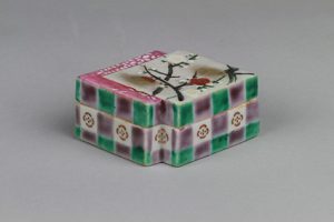 重色紙形梅樹文香合