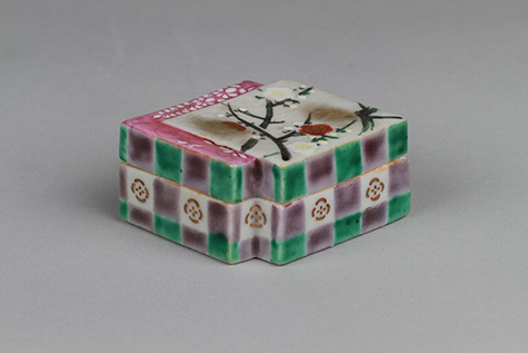 重色紙形梅樹文香合