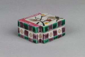 重色紙形梅樹文香合