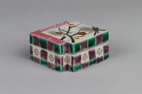 重色紙形梅樹文香合