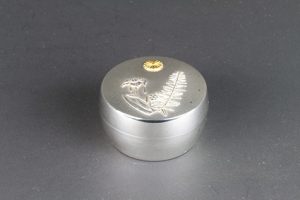 丸形栂檜扇菖蒲文ボンボニエール