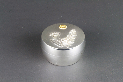 丸形栂檜扇菖蒲文ボンボニエール