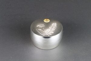 丸形栂檜扇菖蒲文ボンボニエール