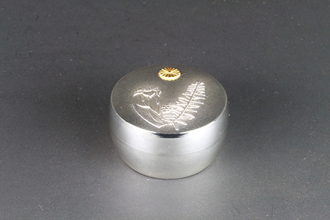 丸形栂檜扇菖蒲文ボンボニエール