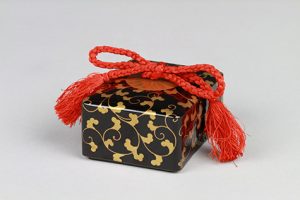 手箱形唐草蒔絵ボンボニエール