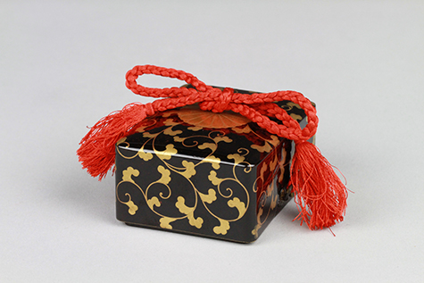 手箱形唐草蒔絵ボンボニエール