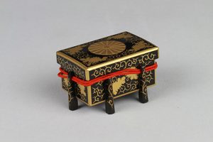 唐櫃形唐草蒔絵ボンボニエール