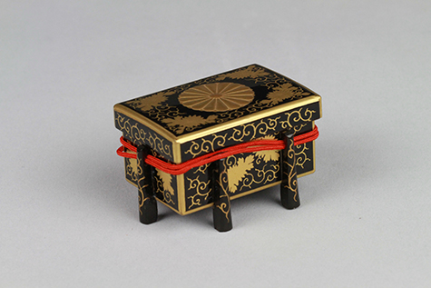 唐櫃形唐草蒔絵ボンボニエール