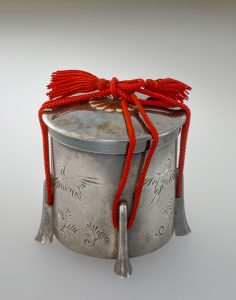 行器形松鶴文ボンボニエール