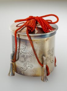 行器形松鶴文ボンボニエール