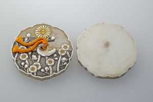 八稜鏡形梅樹文文鎮