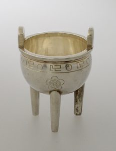 鼎（てい）形ボンボニエール