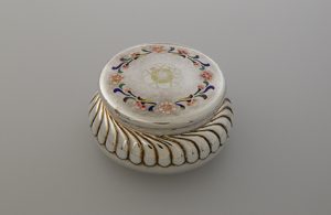 袋状合子形花唐草文ボンボニエール