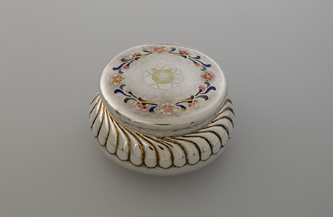 袋状合子形花唐草文ボンボニエール