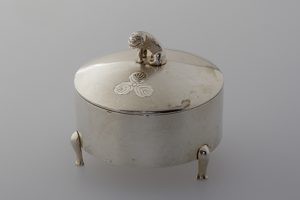 カイチ鈕付蓋物形ボンボニエール