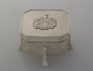 脚付箱形梅に鶯文ボンボニエール