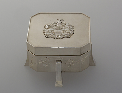 脚付箱形梅に鶯文ボンボニエール