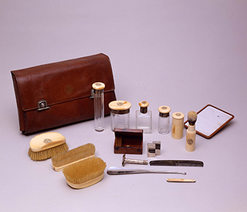 高松宮宣仁親王所用旅行用象牙化粧セット