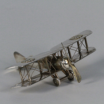 銀製複葉機形ボンボニエール