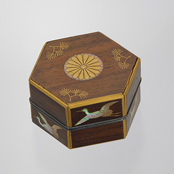 紫壇製菊紋松鶴文螺鈿六角形ボンボニエール