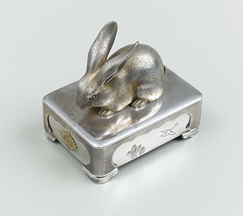 銀製置物台に兎形ボンボニエール