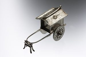 銀製菊紋牛車形ボンボニエール